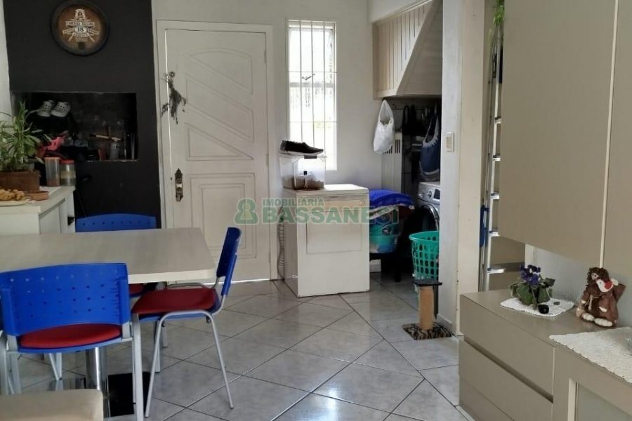 Sobrado com 90m², 2 dormitórios, 1 vaga, no bairro São Victor COHAB em Caxias do Sul para Comprar