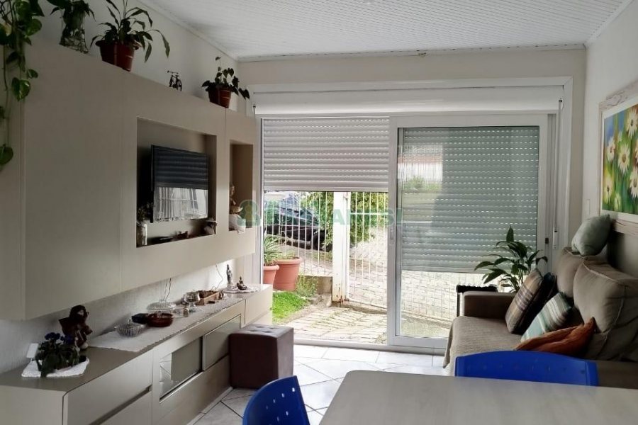 Sobrado com 90m², 2 dormitórios, 1 vaga, no bairro São Victor COHAB em Caxias do Sul para Comprar