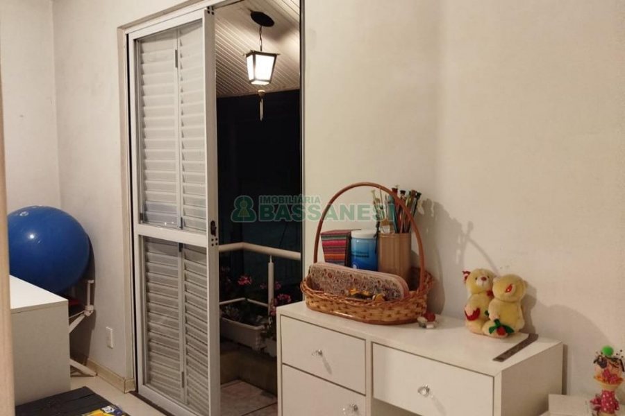 Sobrado com 90m², 2 dormitórios, 1 vaga, no bairro São Victor COHAB em Caxias do Sul para Comprar