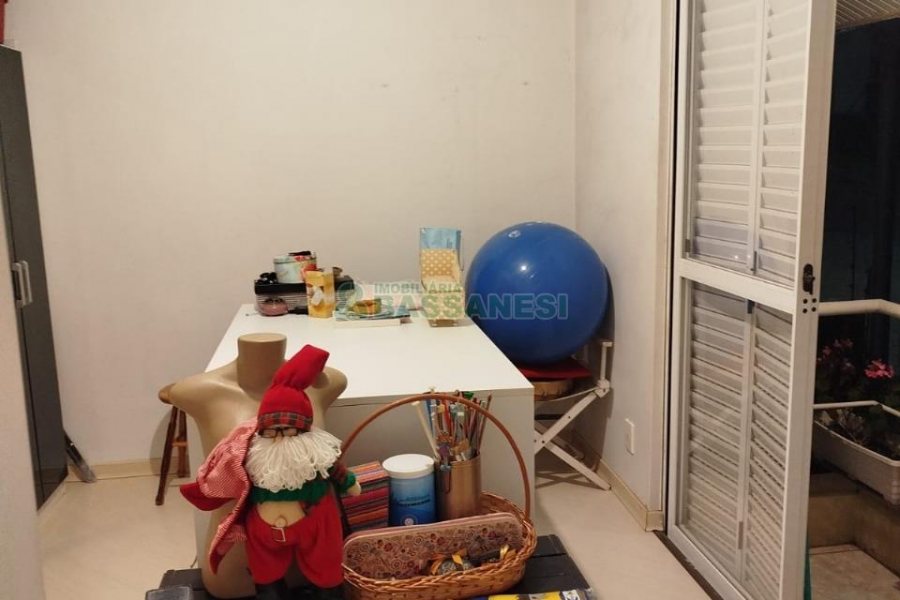 Sobrado com 90m², 2 dormitórios, 1 vaga, no bairro São Victor COHAB em Caxias do Sul para Comprar