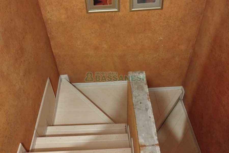 Sobrado com 90m², 2 dormitórios, 1 vaga, no bairro São Victor COHAB em Caxias do Sul para Comprar