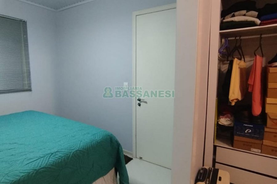 Sobrado com 90m², 2 dormitórios, 1 vaga, no bairro São Victor COHAB em Caxias do Sul para Comprar