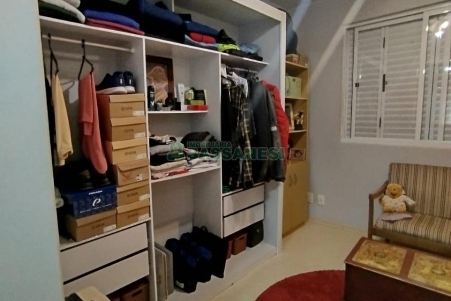 Sobrado com 90m², 2 dormitórios, 1 vaga, no bairro São Victor COHAB em Caxias do Sul para Comprar