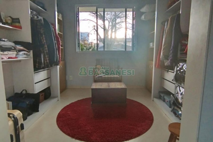 Sobrado com 90m², 2 dormitórios, 1 vaga, no bairro São Victor COHAB em Caxias do Sul para Comprar