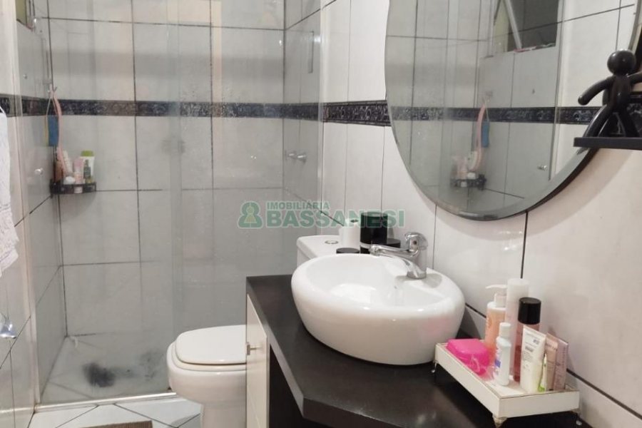 Sobrado com 90m², 2 dormitórios, 1 vaga, no bairro São Victor COHAB em Caxias do Sul para Comprar