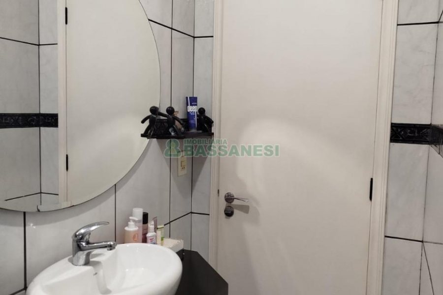 Sobrado com 90m², 2 dormitórios, 1 vaga, no bairro São Victor COHAB em Caxias do Sul para Comprar