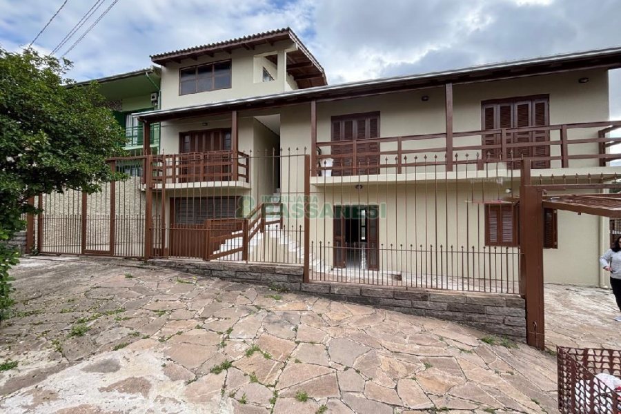 Casa com 72m², 2 dormitórios, 1 vaga, no bairro Pioneiro em Caxias do Sul para Alugar