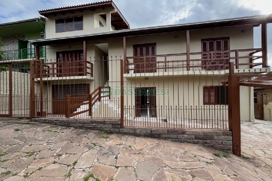 Casa com 72m², 2 dormitórios, 1 vaga, no bairro Pioneiro em Caxias do Sul para Alugar