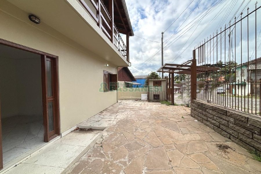 Casa com 72m², 2 dormitórios, 1 vaga, no bairro Pioneiro em Caxias do Sul para Alugar