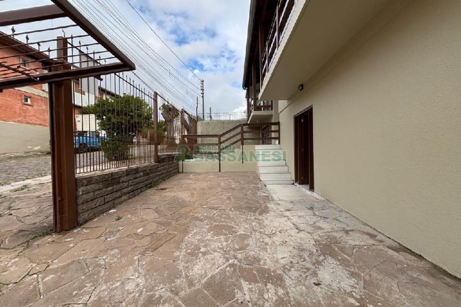 Casa com 72m², 2 dormitórios, 1 vaga, no bairro Pioneiro em Caxias do Sul para Alugar