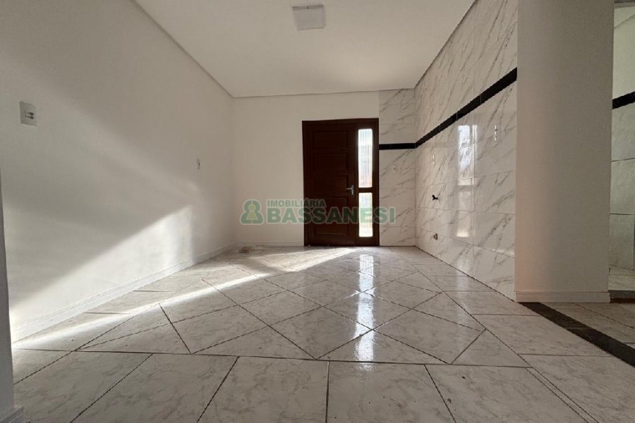 Casa com 72m², 2 dormitórios, 1 vaga, no bairro Pioneiro em Caxias do Sul para Alugar