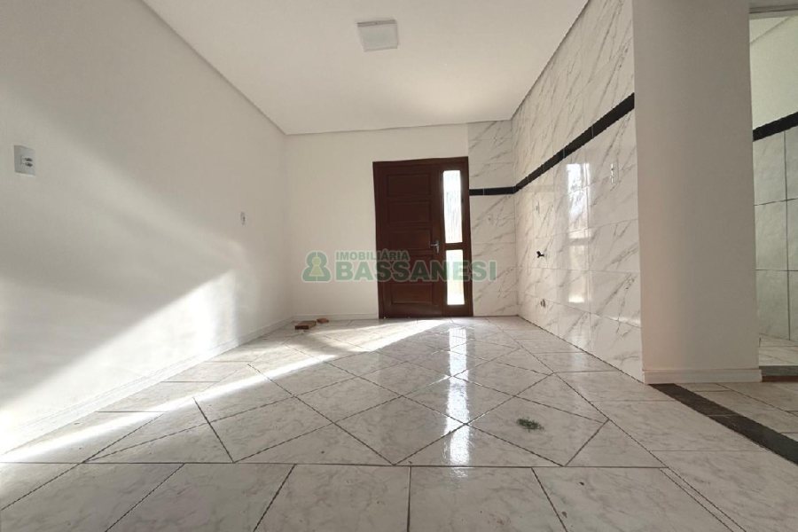 Casa com 72m², 2 dormitórios, 1 vaga, no bairro Pioneiro em Caxias do Sul para Alugar