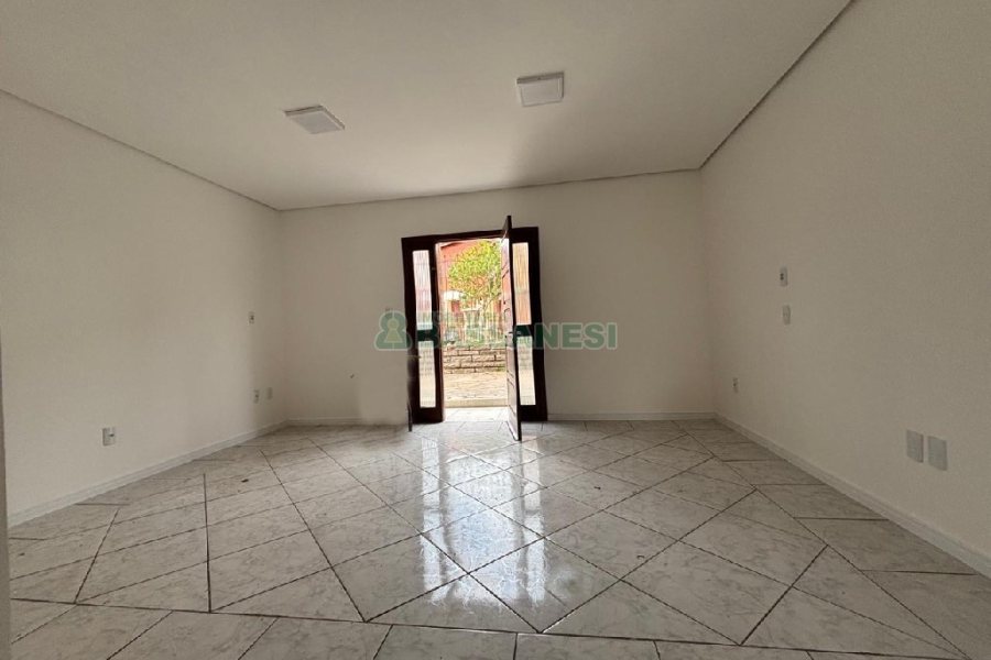 Casa com 72m², 2 dormitórios, 1 vaga, no bairro Pioneiro em Caxias do Sul para Alugar