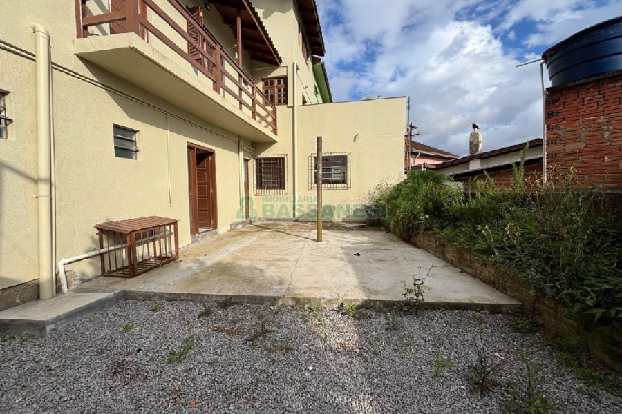 Casa com 72m², 2 dormitórios, 1 vaga, no bairro Pioneiro em Caxias do Sul para Alugar