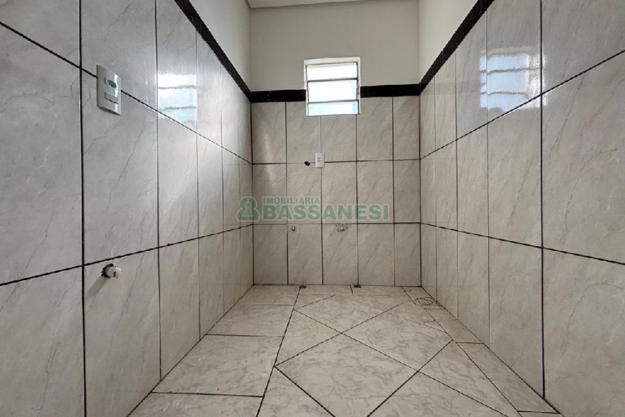 Casa com 72m², 2 dormitórios, 1 vaga, no bairro Pioneiro em Caxias do Sul para Alugar