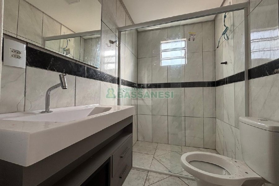 Casa com 72m², 2 dormitórios, 1 vaga, no bairro Pioneiro em Caxias do Sul para Alugar