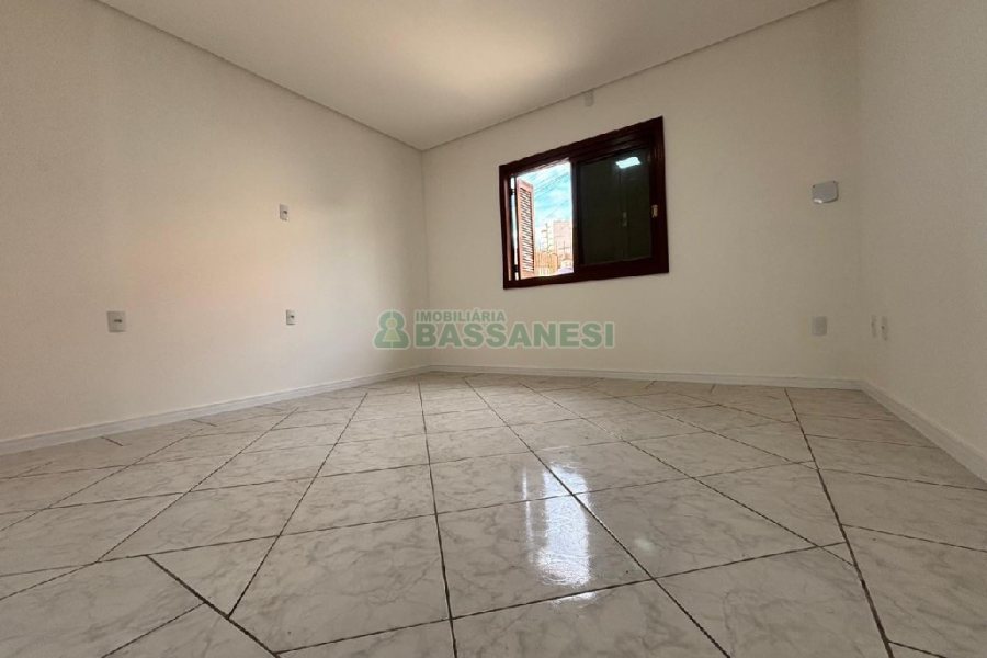 Casa com 72m², 2 dormitórios, 1 vaga, no bairro Pioneiro em Caxias do Sul para Alugar