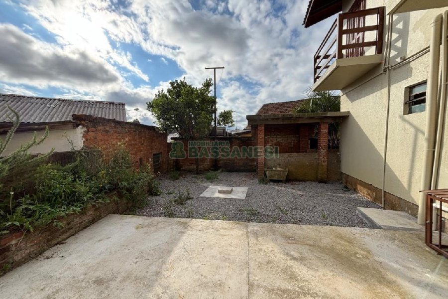 Casa com 72m², 2 dormitórios, 1 vaga, no bairro Pioneiro em Caxias do Sul para Alugar