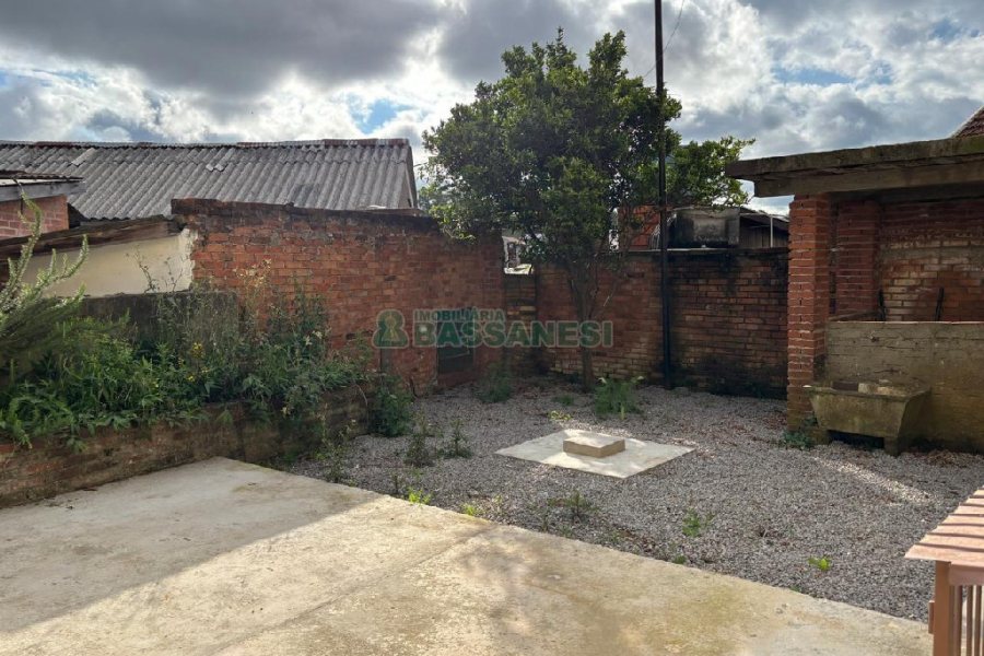 Casa com 72m², 2 dormitórios, 1 vaga, no bairro Pioneiro em Caxias do Sul para Alugar