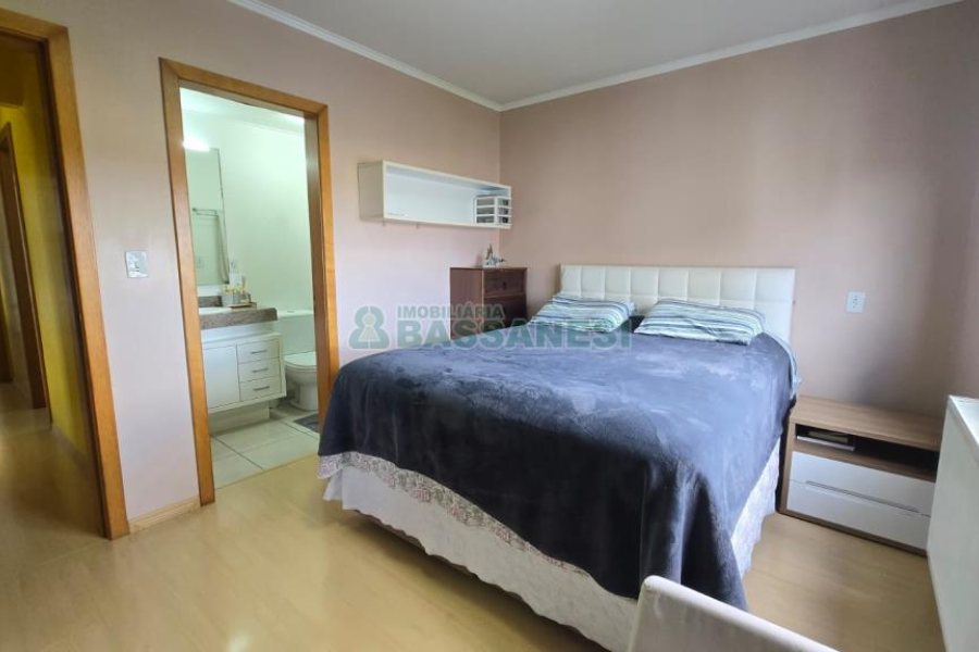 Apartamento com 110m², 3 dormitórios, 2 vagas, no bairro Lourdes em Caxias do Sul para Comprar