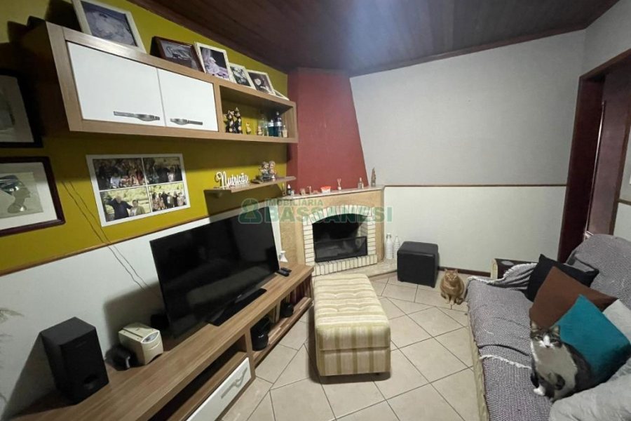 Casa com 103m², 4 dormitórios, 2 vagas, no bairro Kayser em Caxias do Sul para Comprar