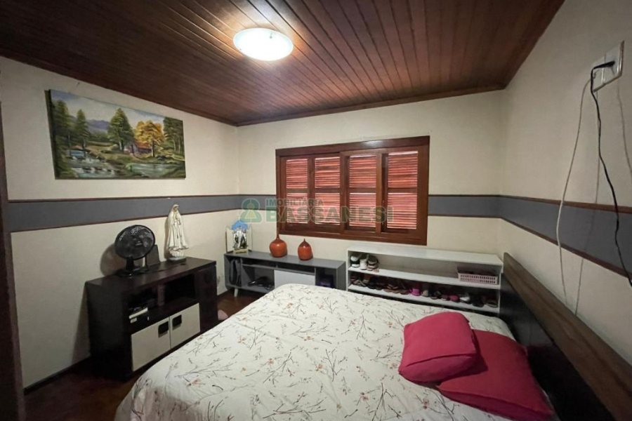 Casa com 103m², 4 dormitórios, 2 vagas, no bairro Kayser em Caxias do Sul para Comprar