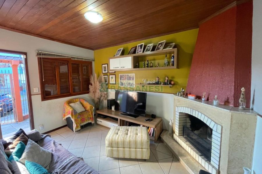 Casa com 103m², 4 dormitórios, 2 vagas, no bairro Kayser em Caxias do Sul para Comprar