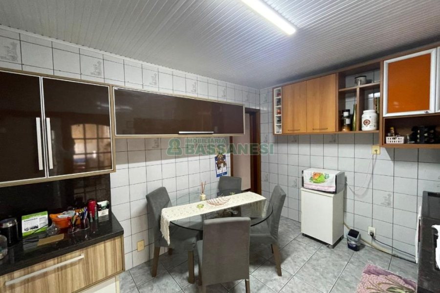 Casa com 103m², 4 dormitórios, 2 vagas, no bairro Kayser em Caxias do Sul para Comprar