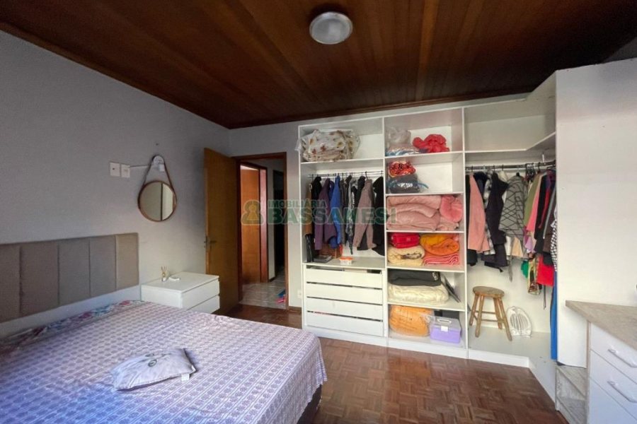 Casa com 103m², 4 dormitórios, 2 vagas, no bairro Kayser em Caxias do Sul para Comprar