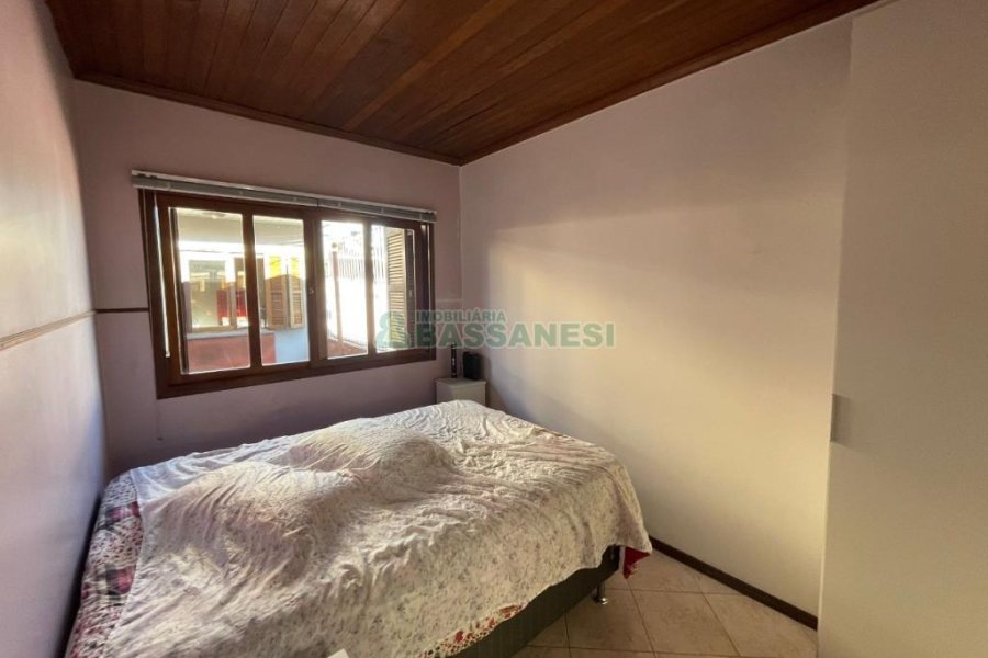 Casa com 103m², 4 dormitórios, 2 vagas, no bairro Kayser em Caxias do Sul para Comprar