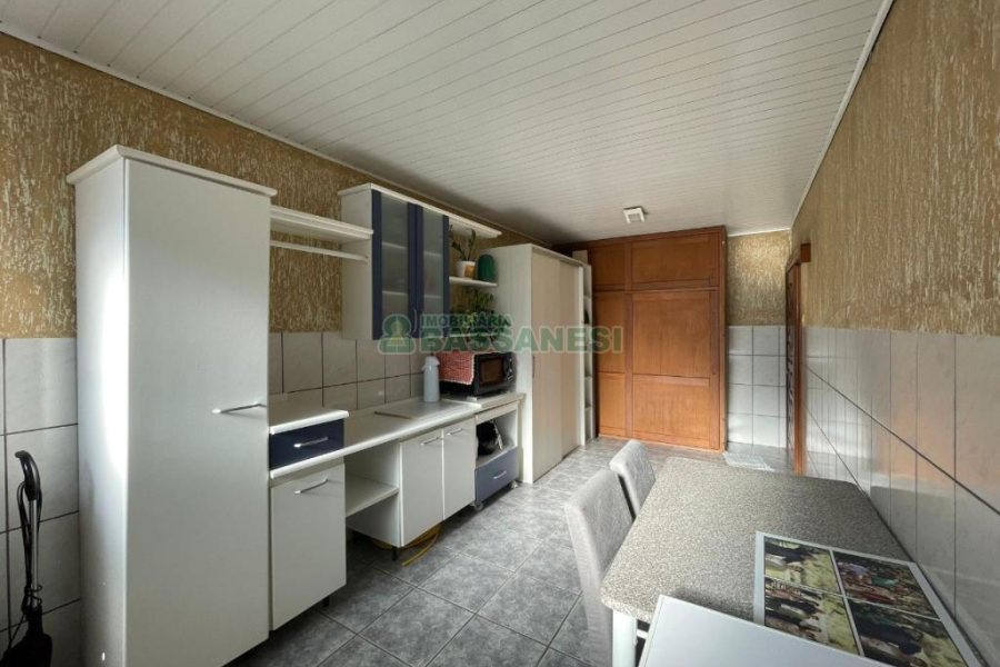 Casa com 103m², 4 dormitórios, 2 vagas, no bairro Kayser em Caxias do Sul para Comprar