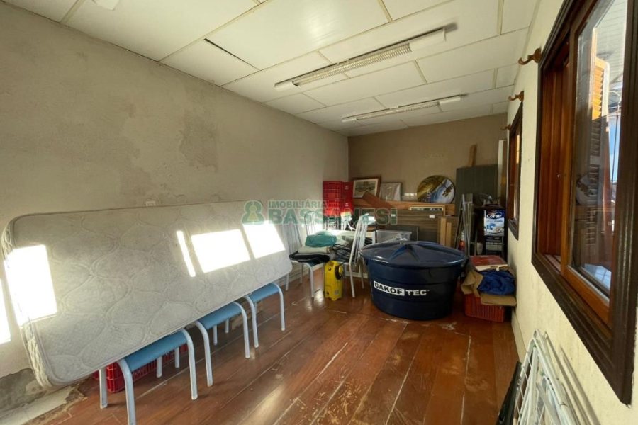 Casa com 103m², 4 dormitórios, 2 vagas, no bairro Kayser em Caxias do Sul para Comprar