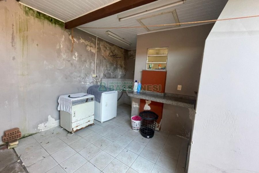 Casa com 103m², 4 dormitórios, 2 vagas, no bairro Kayser em Caxias do Sul para Comprar
