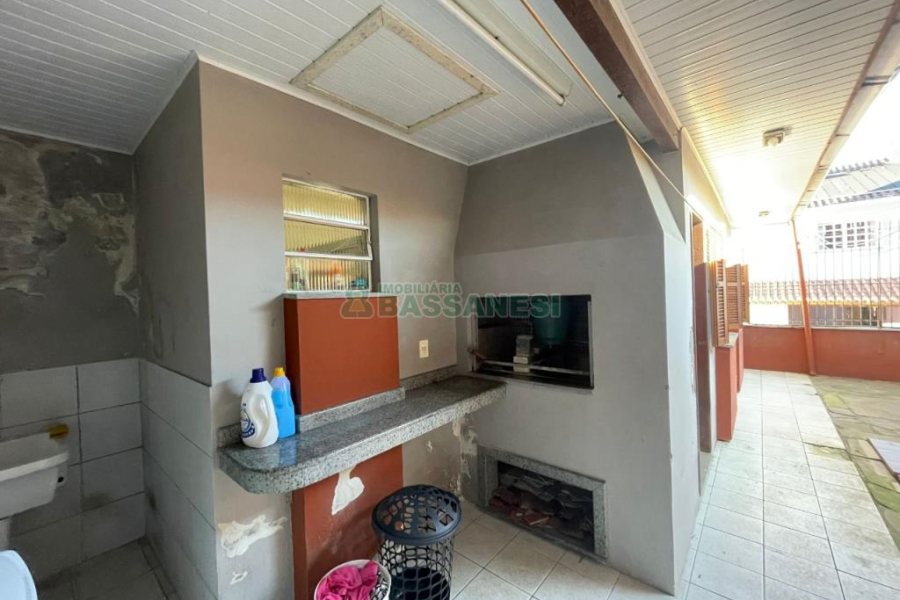 Casa com 103m², 4 dormitórios, 2 vagas, no bairro Kayser em Caxias do Sul para Comprar
