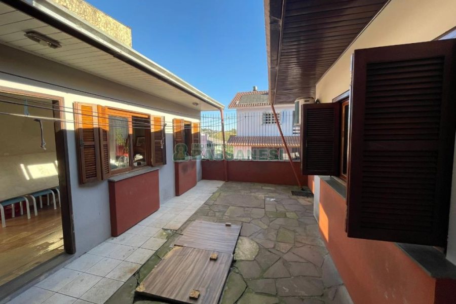 Casa com 103m², 4 dormitórios, 2 vagas, no bairro Kayser em Caxias do Sul para Comprar