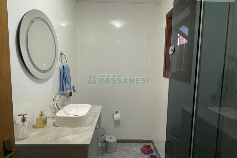 Casa com 103m², 4 dormitórios, 2 vagas, no bairro Kayser em Caxias do Sul para Comprar