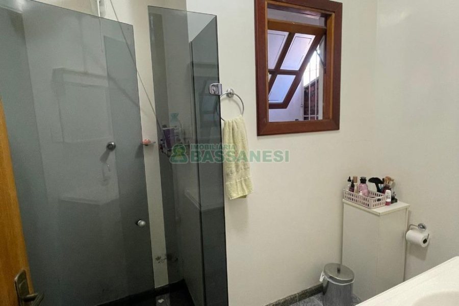 Casa com 103m², 4 dormitórios, 2 vagas, no bairro Kayser em Caxias do Sul para Comprar