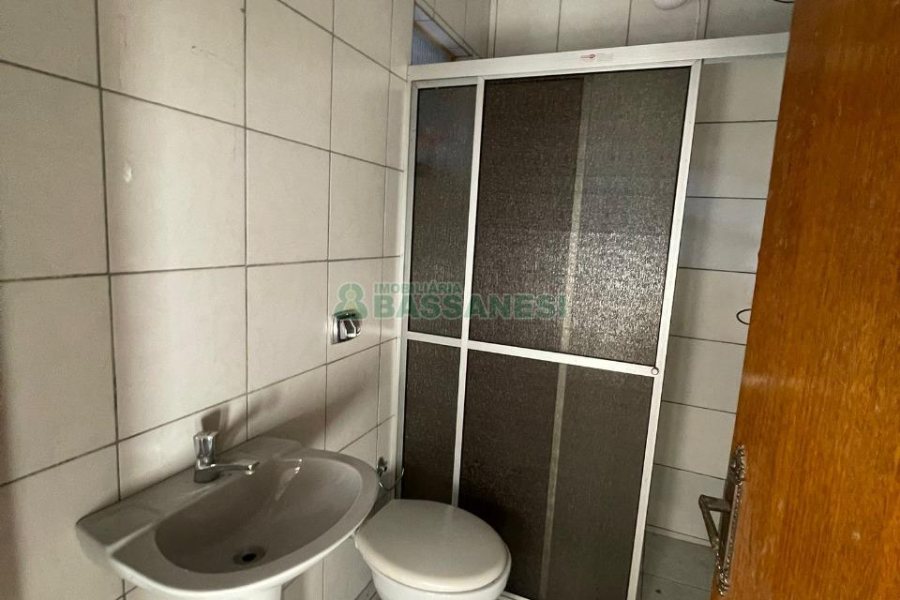 Casa com 103m², 4 dormitórios, 2 vagas, no bairro Kayser em Caxias do Sul para Comprar