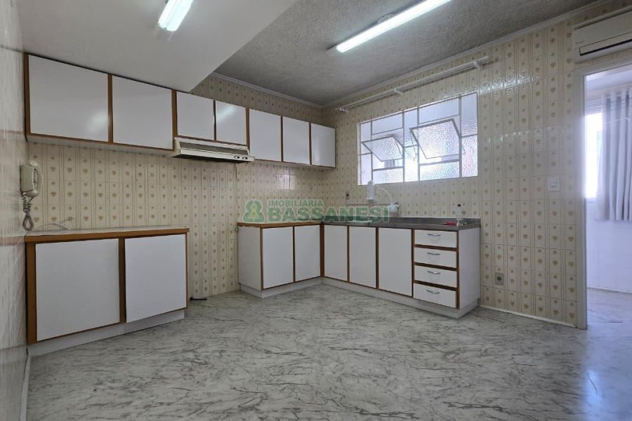 Apartamento com 150m², 4 dormitórios, 1 vaga, no bairro Centro em Caxias do Sul para Comprar