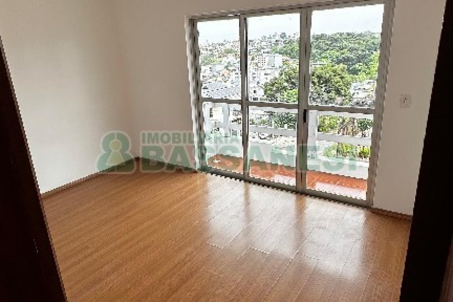 Apartamento com 190m², 3 dormitórios, 2 vagas, no bairro Cruzeiro em Caxias do Sul para Alugar