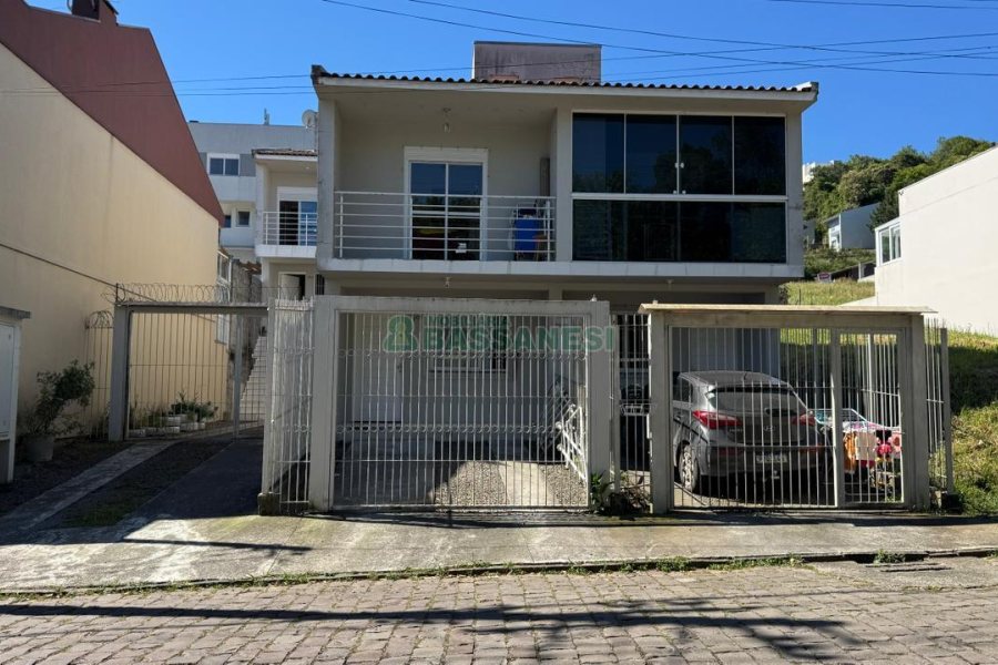 Sobrado com 70m², 2 dormitórios, 1 vaga, no bairro Vinhedos em Caxias do Sul para Comprar