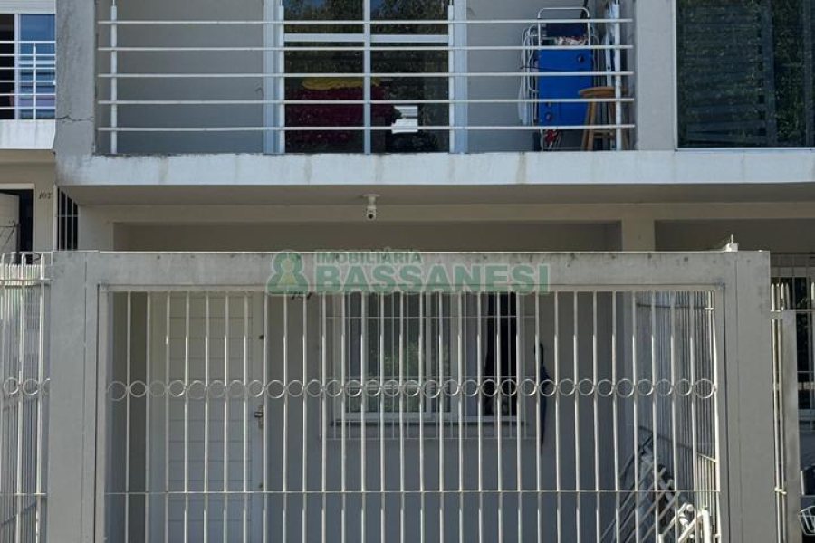 Sobrado com 70m², 2 dormitórios, 1 vaga, no bairro Vinhedos em Caxias do Sul para Comprar