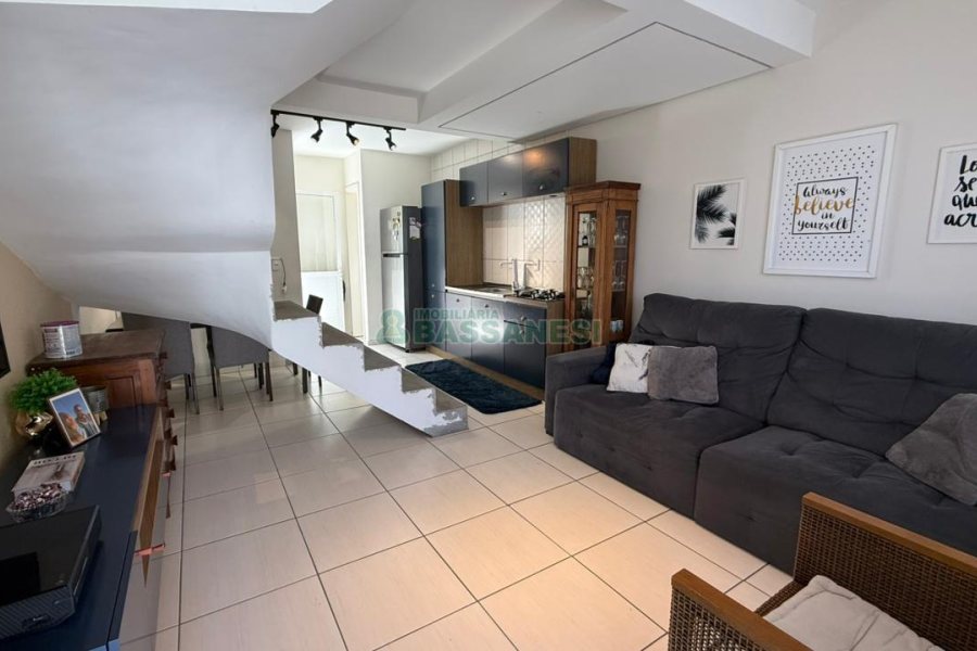 Sobrado com 70m², 2 dormitórios, 1 vaga, no bairro Vinhedos em Caxias do Sul para Comprar