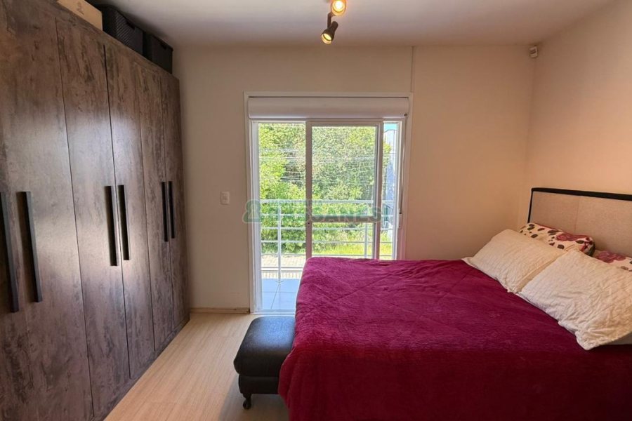 Sobrado com 70m², 2 dormitórios, 1 vaga, no bairro Vinhedos em Caxias do Sul para Comprar