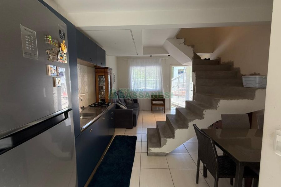 Sobrado com 70m², 2 dormitórios, 1 vaga, no bairro Vinhedos em Caxias do Sul para Comprar