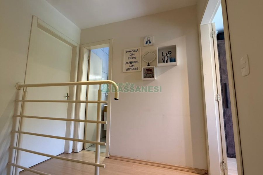 Sobrado com 70m², 2 dormitórios, 1 vaga, no bairro Vinhedos em Caxias do Sul para Comprar