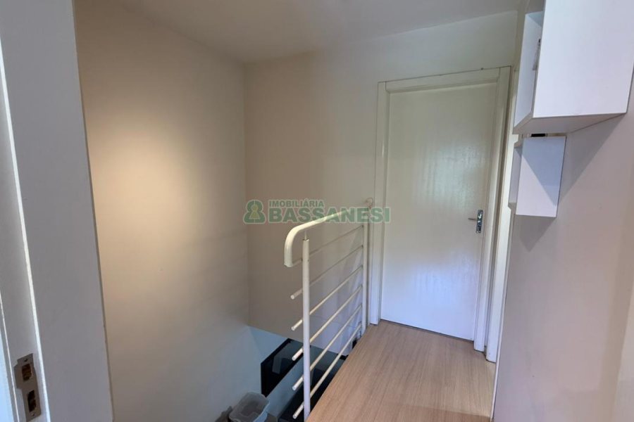 Sobrado com 70m², 2 dormitórios, 1 vaga, no bairro Vinhedos em Caxias do Sul para Comprar