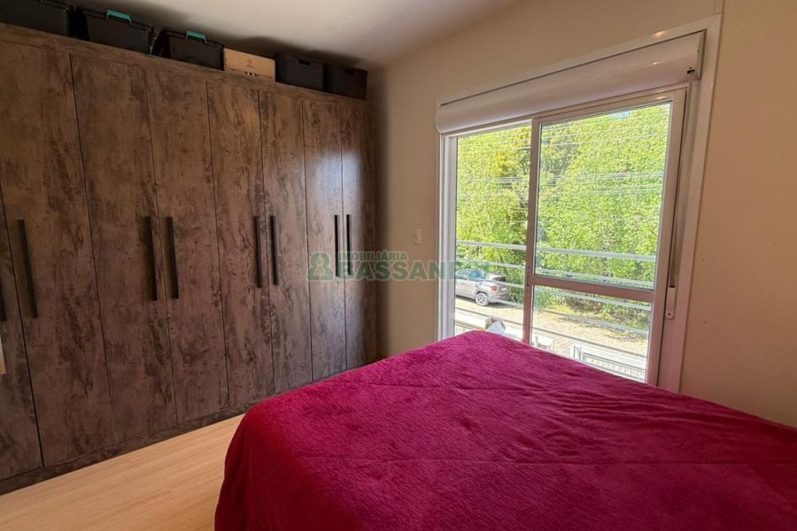 Sobrado com 70m², 2 dormitórios, 1 vaga, no bairro Vinhedos em Caxias do Sul para Comprar