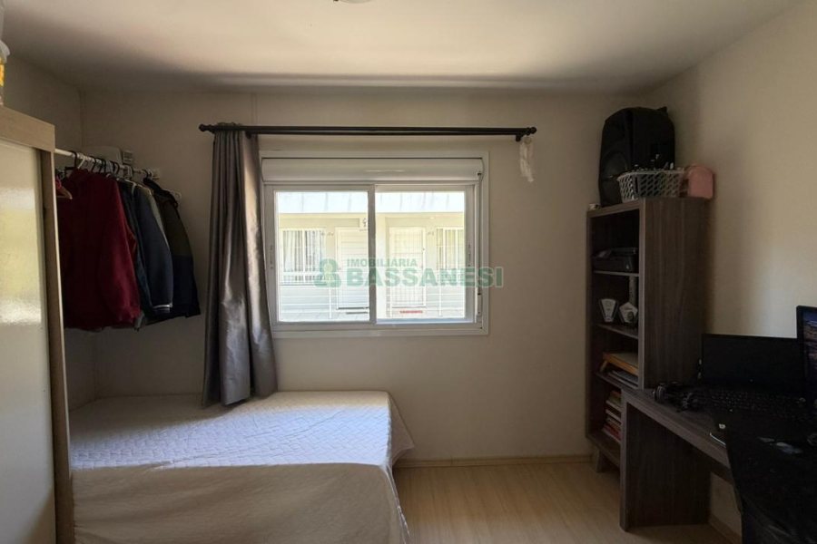 Sobrado com 70m², 2 dormitórios, 1 vaga, no bairro Vinhedos em Caxias do Sul para Comprar