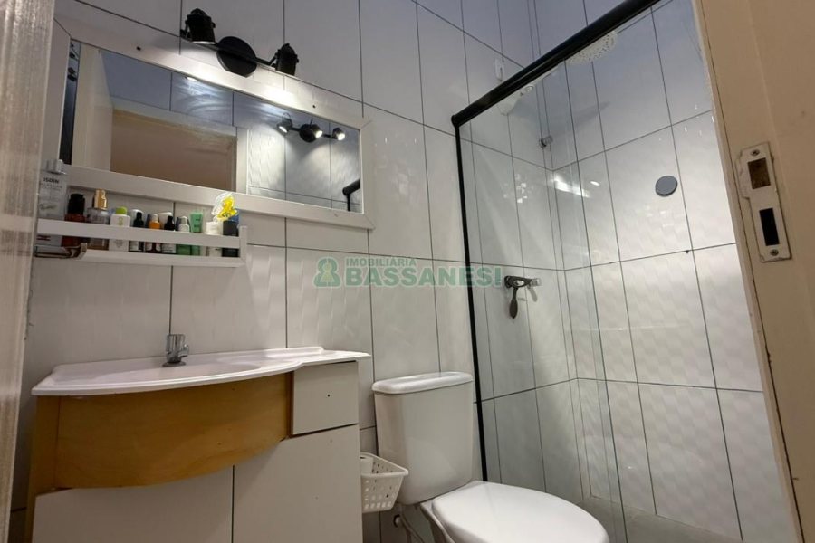 Sobrado com 70m², 2 dormitórios, 1 vaga, no bairro Vinhedos em Caxias do Sul para Comprar